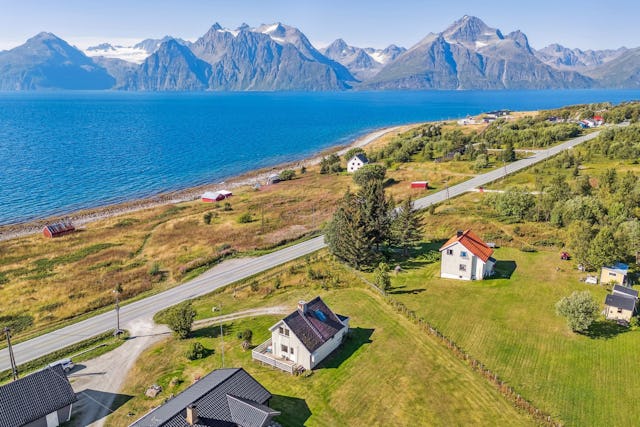 Welcome to beautiful Djupvik and this cozy detached house in Lyngenfjordveien 861