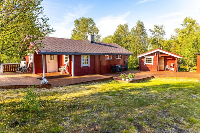 Cozy cabin near Neiden River, bathing area, and snowmobile trail