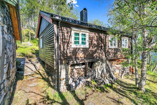 Welcome to "Artist's Cabin" by Skoddebergvannet. The cabin is beautifully located by the water. Beautiful view and good sun conditions. Electricity installed.