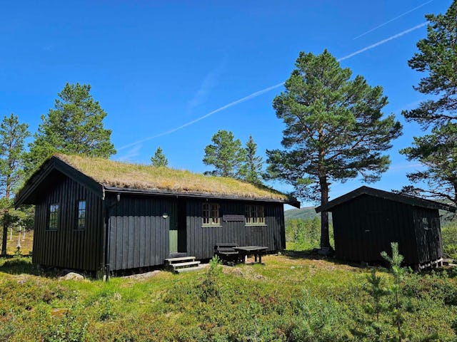 Cabin located by Reinssjøen in Øvre Forra nature reserve