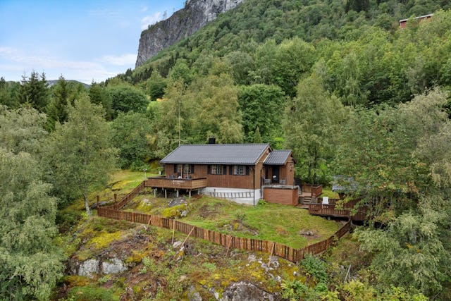 The cabin was built in 1984 with traditional standards and the outdoor area is considered a natural plot.